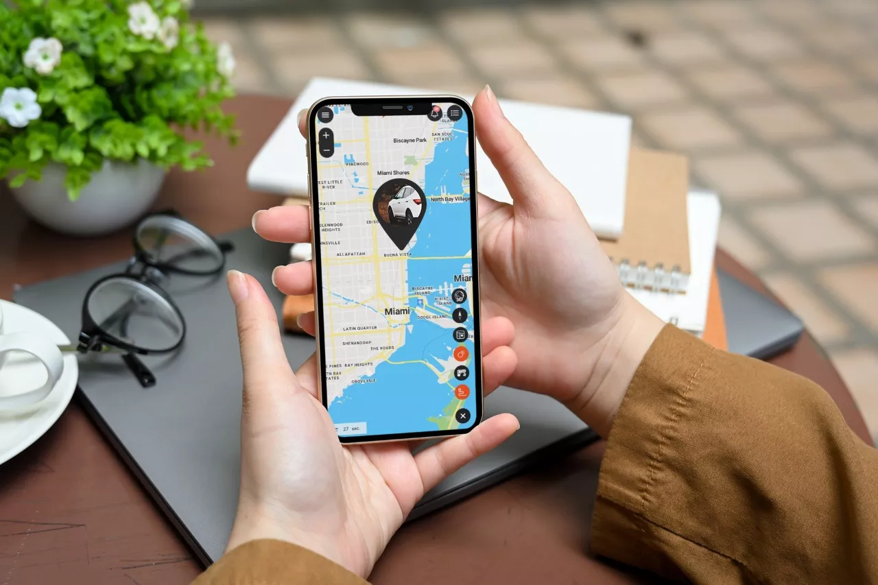woman-holding-an-iphone